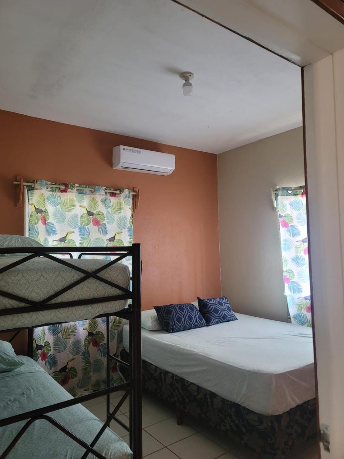 B Aparts Hotel Coxen Hole Dış mekan fotoğraf