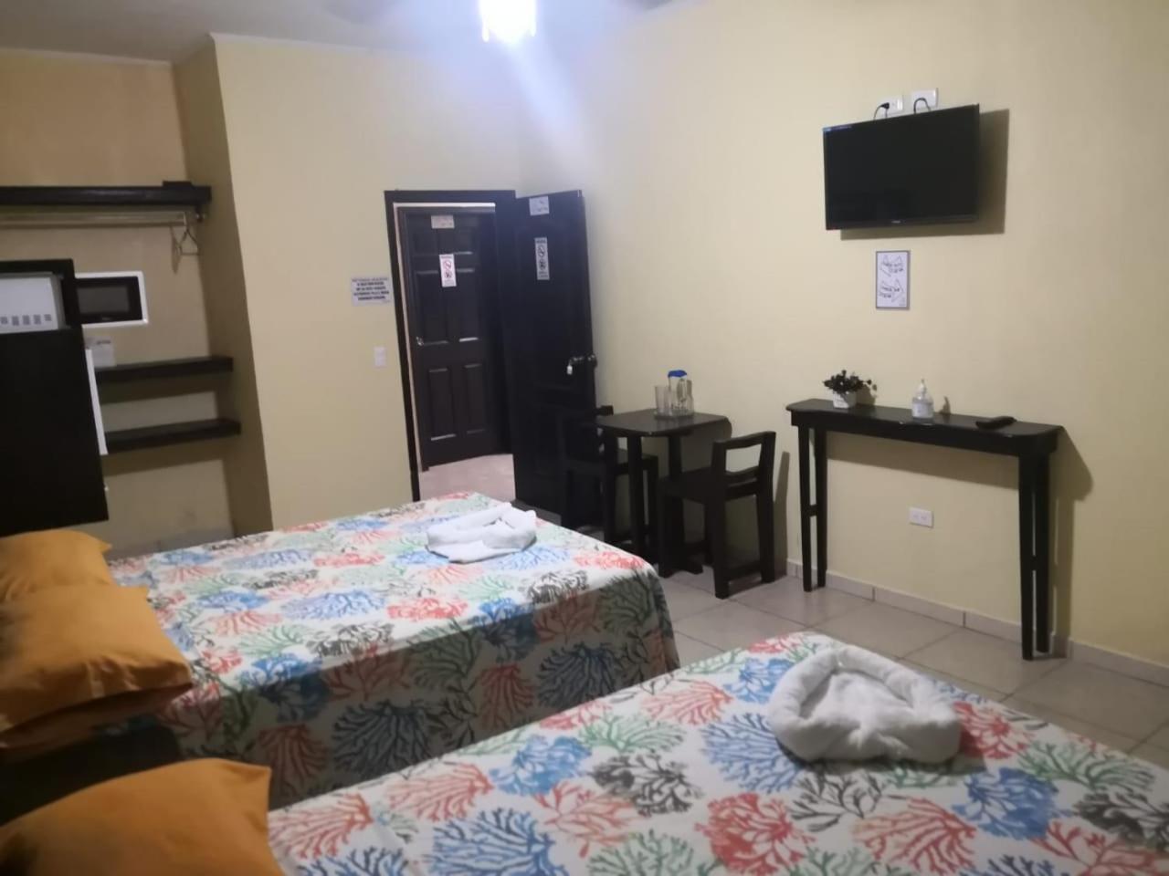 B Aparts Hotel Coxen Hole Dış mekan fotoğraf