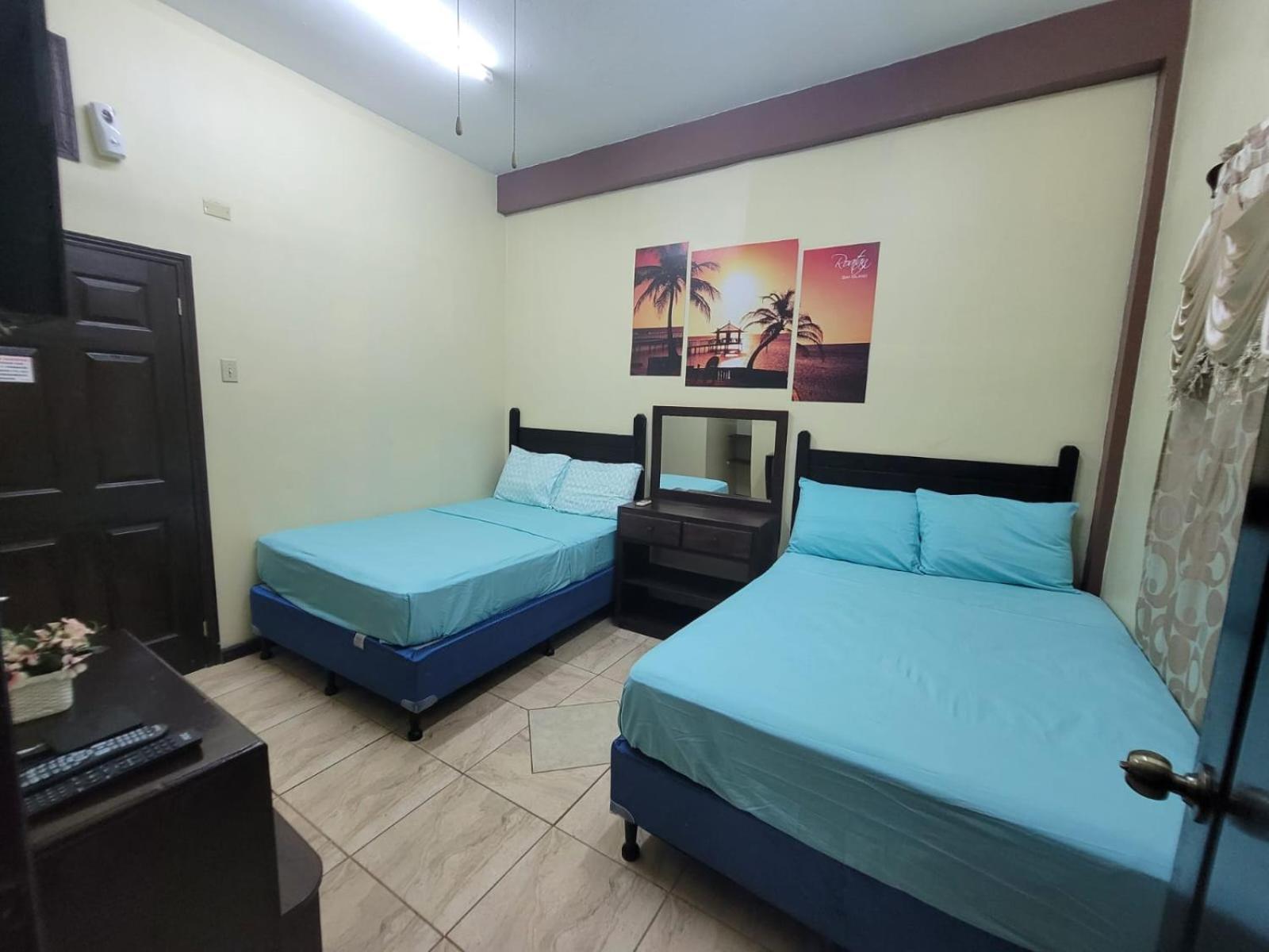 B Aparts Hotel Coxen Hole Dış mekan fotoğraf