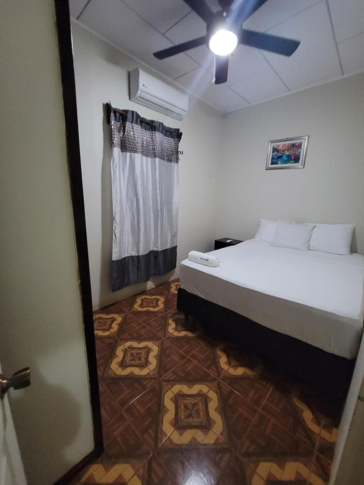 B Aparts Hotel Coxen Hole Dış mekan fotoğraf