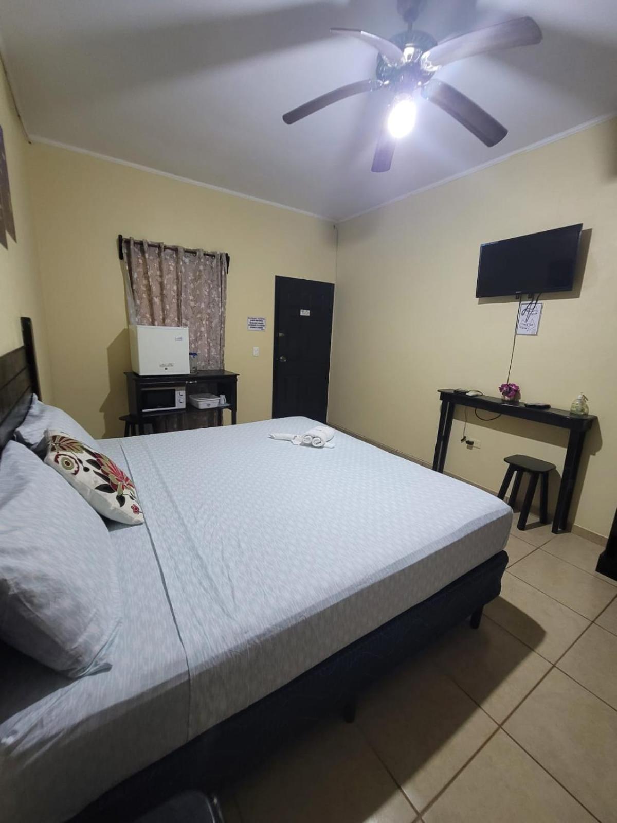 B Aparts Hotel Coxen Hole Dış mekan fotoğraf