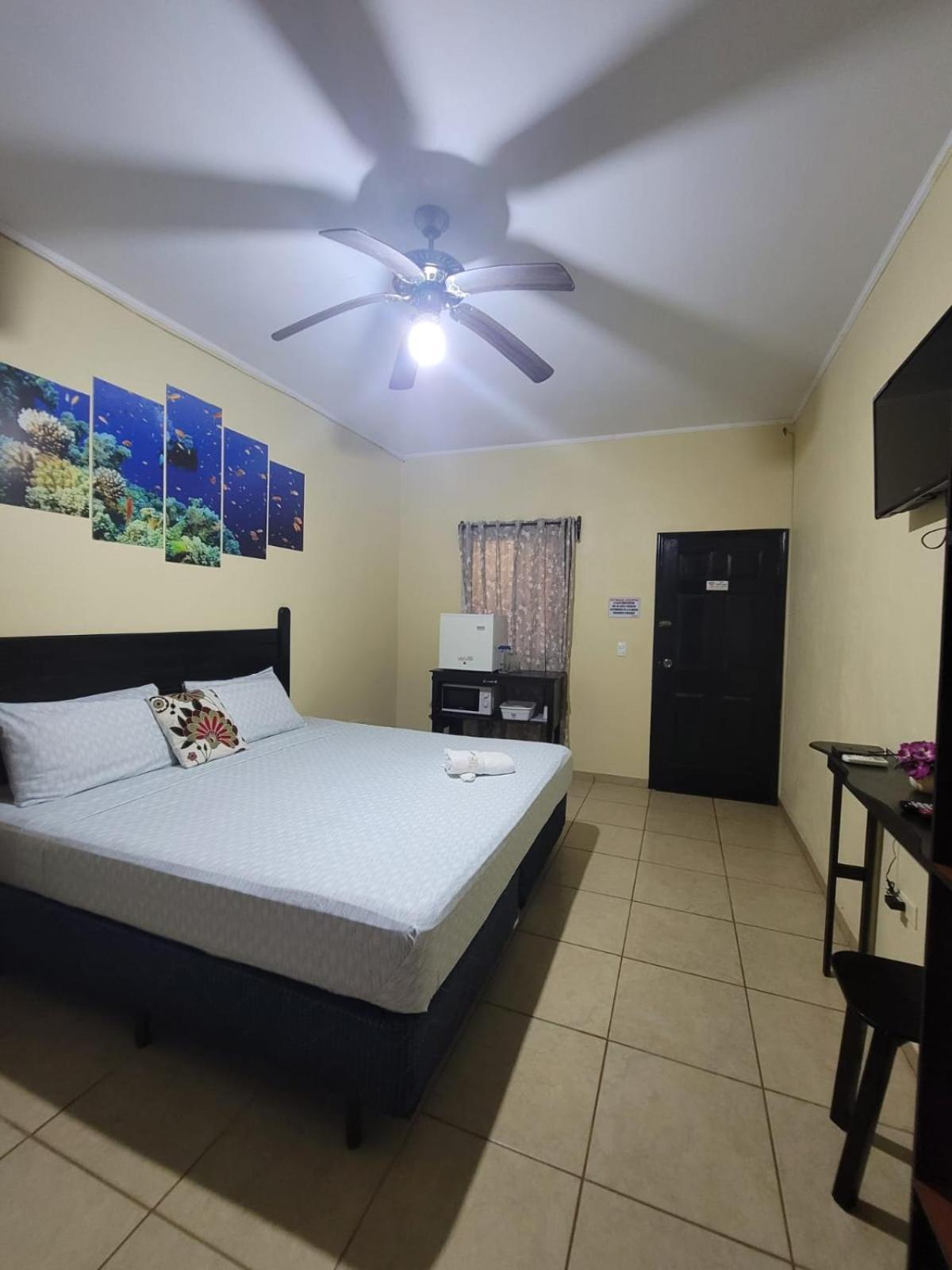 B Aparts Hotel Coxen Hole Dış mekan fotoğraf