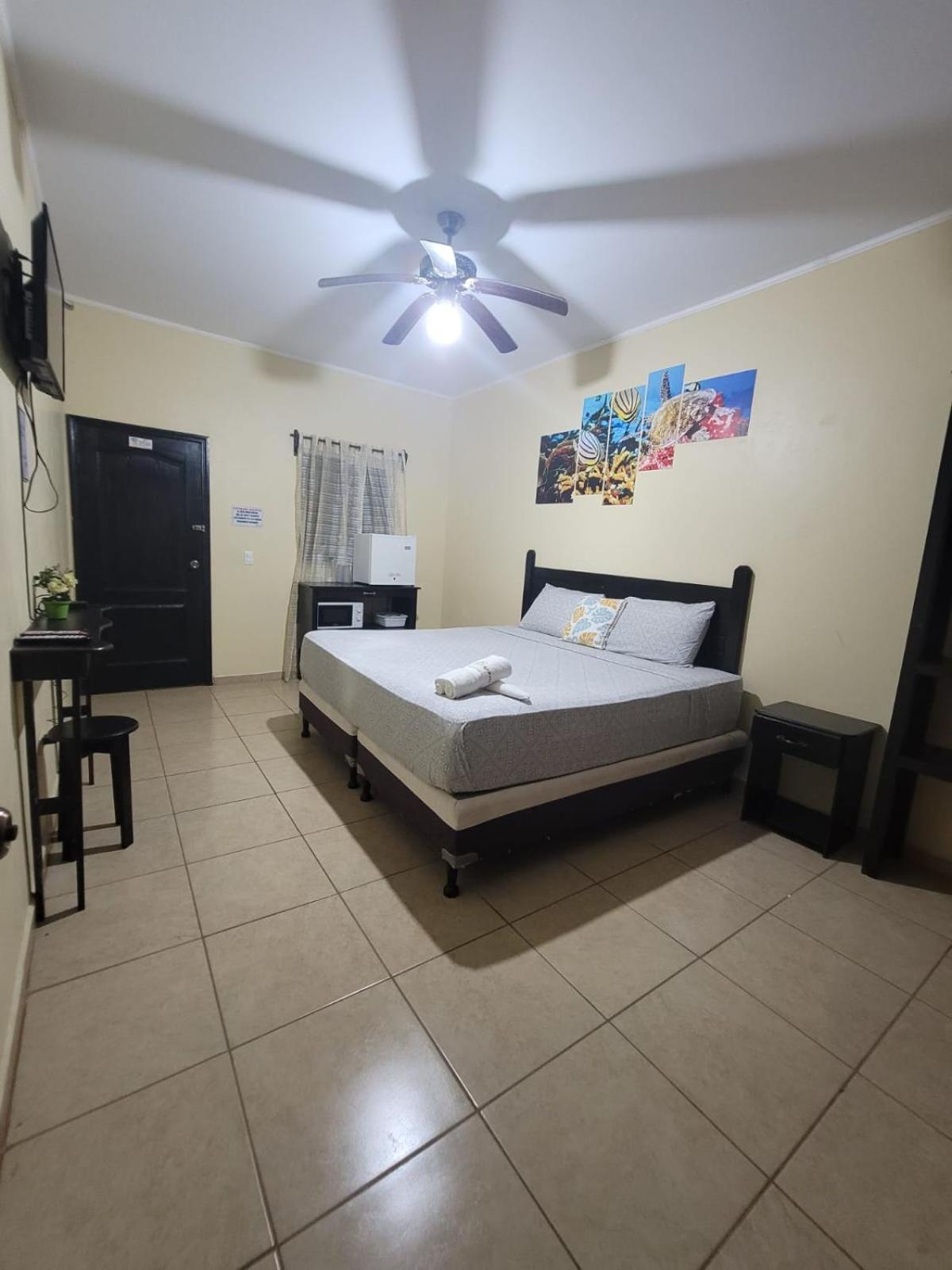 B Aparts Hotel Coxen Hole Dış mekan fotoğraf
